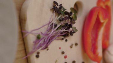 Tahta üzerinde dikey mikroyeşil görüntü. Taze, sağlıklı yiyecekler. Çiğ. Kapatın. Yavaş çekim