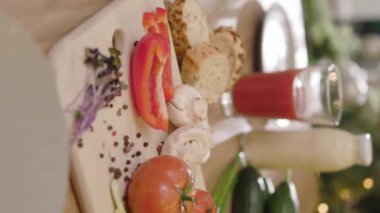 Ahşap tahtada mantar biberli domatesin dikey görüntüsü. Taze, sağlıklı yiyecekler. Çiğ. Yavaş çekim