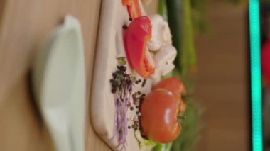 Ahşap tahtada mantar biber mikroyeşili dikey çekimini kapat. Taze, sağlıklı yiyecekler. Çiğ. Yavaş çekim