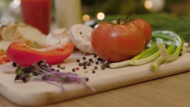 Tahtada yavaş hareket eden sebzeler. Domates soslu soğanlı mikroyeşil biber. Taze, sağlıklı yiyecekler. Çiğ. Kapat.