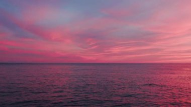 İnanılmaz gün batımları pembe güneş ve inanılmaz deniz. İnanılmaz doğal. Deniz manzarası. Güzel manzara. Kapatın. Yavaş çekim