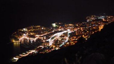 Geceleri renkli şehrin hava manzarasını kapatıyoruz. Çevreyi aydınlat. Denize yakın eski bir şehir. Şehir merkezi, gece gezisi, şehir turizm mimarisi. Yavaş çekim