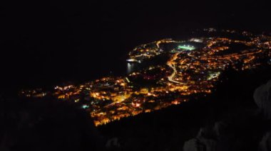 Geceleri renkli şehrin güzel hava manzarası. Çevreyi aydınlat. Denize yakın eski bir şehir. Şehir merkezi, gece gezisi, şehir turizm mimarisi. Yavaş çekim