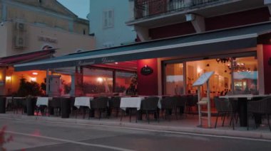 Boş teras sokaklarını kapatın. Mimari yapıyı gösteren eski bir şehir var. İyi akşamlar. Travel street urban geleneksel kaldırım açık hava. Yavaş çekim