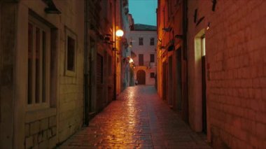 Eski şehrin mimari yapısını gösteren boş sokakların yakın görüntüsü. İyi akşamlar. Travel street urban geleneksel kaldırım açık hava. Yavaş çekim