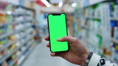 Yakından bakınca arka planda bulanık yeşil ekranlı cep telefonu kullanılıyor. Model dinleme görüntülü kromakey telefon. Yavaş çekim