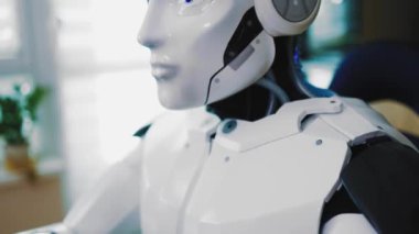 Daire içinde bilgisayar üzerinde çalışan Sibernetik Robot. Kameraya Bakan Otomatik Robotun Kapalı Portresi. Nesnelerin interneti konsepti. Yapay Zeka.
