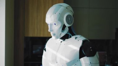 Beyaz Sayborg Otomatik Robotun Portresi Daire Mutfağının İçindeki Kameraya Bakıyor. Yapay Zeka. Ev Yaşam Tarzı.