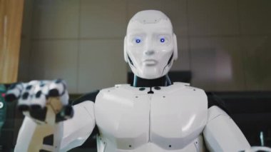 Yapay Robot İnsansı Beyaz Sayborg AI Dijital Dokunmatik Ekran Şeffaf Monitörü Evden İnternet Verileri Sörf Yapıyor.