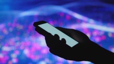 Boş Dokunmatik Dokunmatik Ekran Kromekey Ekranlı Erkek Tutma Cep Telefonu Dijital Şehir Arkaplanlı Duvara Karşı Ekranı. Modern Teknoloji.