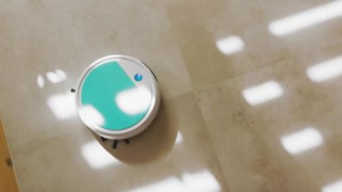 Elektrik süpürgesinin ev etrafındaki yerleri dezenfekte edişinin en üst görüntüsü. Robot oto temizleme. Modern daire.
