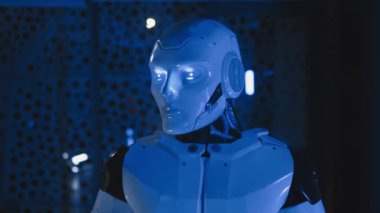 Portre fütüristik insansı robot kafasını ve gözlerini oynatıyor. Yapay zeka. Yenilik, mühendislik, dijital, iletişim, teknoloji, elektronik, siber, yüksek teknoloji. Yavaş çekim