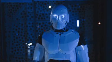 Kapalı gelecekçi insansı robot kafasını hareket ettiriyor, gözleri. Yapay zeka. Yenilik, mühendislik, dijital, iletişim, teknoloji, elektronik, siber, yüksek teknoloji. Yavaş çekim