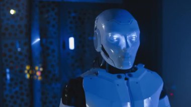Yavaş çekim fütüristik insansı robot kafasını ve gözlerini hareket ettiriyor. Yapay zeka. Yenilik, mühendislik, dijital, iletişim, teknoloji, elektronik, siber, yüksek teknoloji. Kapat.
