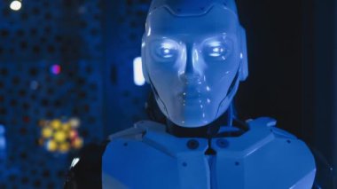 Karanlık odada gelecekteki insansı robot kafasını ve gözlerini oynatıyor. Yapay zeka. Yenilik, mühendislik, dijital, iletişim, teknoloji, elektronik, siber, yüksek teknoloji. Yavaş çekim