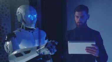 İşadamı olarak sibernetik robotlarla konuşurken şeffaf ekran kullanın. Geleceğin çalışanları. Robot ve insan işbirliği. İletişim, proje, gelişme. Yavaş çekim