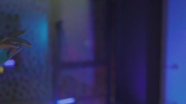 Animasyon, dijital uygulamalar ve dijital geleceğin çözümleri için parmak dokunuşunu kapat. Grafik, ekran, teknoloji, tarama, biyometrik. Yavaş çekim