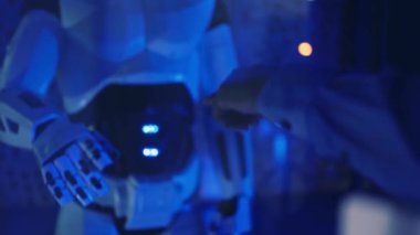 Ağır çekimde çalışan işadamları sibernetik bir robotla parmaklarına dokunuyor. Yapay zekayla insan etkileşimi. Ortaklık, gelecek, üretkenlik, anlaşma, bilim. Yavaş çekim
