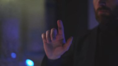 Kapalı eller iş adamı ofisindeki geniş şeffaf pencereli dokunmatik ekranda çalışıyor. Çevrimiçi, hologram, teknoloji, analitik, tablet, bilim. Yavaş çekim