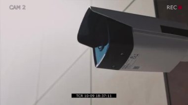 Mavi arka plandaki bir binanın dışında hareket eden güvenlik kameralı kayıt ekranı. Güvenlik kameraları. Mahremiyet, şehir, koruma, ev, sistem, kontrol, güvenlik, görüş, güvenlik, video. Yavaş çekim