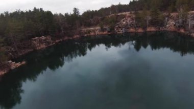 Güzel göl ve yeşil orman havadan helikopter manzaralı. Üst Manzara. Doğa, güzellik, seyahat, dron, manzara, panorama, ağaç, vahşi doğa, doğa, ahşap, kırsal alan. Yavaş çekim