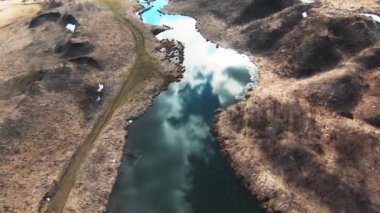 Helikopterden doğal alan anteninin görüntüsü. Orman, kırsal, ekoloji, yeşillik, çiftçilik, insansız hava aracı, endüstriyel, hava, çıkarma, tarım, bataklık. Yavaş çekim