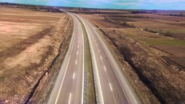Hava aracı manzaralı araçlar yol kenarında. Helikopter vuruldu. Orman, ülke, doğal, uçuş, yolculuk, ağaçlar, seyahat, yukarıda, alan, çevre, doğa, uçmak, açık hava. Yavaş çekim