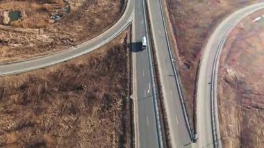Gün ışığında yola çıkan arabaların görüntüsü. Helikopter vuruldu. Kırsal, doğa, ulaşım, insansız hava aracı taşımacılığı, sarı, hareketli, yukarıda, doğal, açık havada, sinek, macera, otoyol, manzara. Yavaş çekim