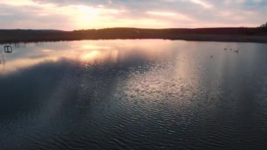 Güzel göl manzaralı gün batımı helikopter manzarası. Üst Manzara. Doğa, seyahat, dron, manzara, panorama, ağaç, vahşi doğa, doğa, ahşap, kırsal alan. Yavaş çekim