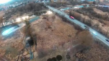 Yoldan geçen arabaların helikopter hava görüntüsü. Mavi ve kırmızı ışık animasyonu. Kırsal, doğa, ulaşım, insansız hava aracı ulaşımı, sarı, hareketli, otoban, manzara. Yavaş çekim