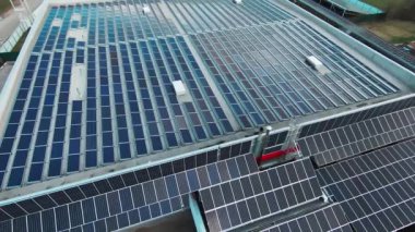 Yeni bir güneş çiftliğinin havadan görünüşü. Güneşten yenilenebilir ekolojik enerji kaynağı. İstasyon, modern, çatı, çatı, elektrik, çiftlik, çevre, yenilikçi. Yavaş çekim