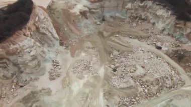 Taş ocağının havadan görünüşü. Kazıcı, ekipman, maden tozu, açık, kamyon, açılış, tehlike, endüstri, dron, metal, iş, çukur, taş, helikopter, inşaat. Yavaş çekim