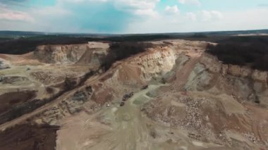 Taş ocağının üst manzarası. Hava görüntüsü. Kazıcı, ekipman, maden tozu, açık, kamyon, açılış, tehlike, endüstri, dron, metal, iş, çukur, taş, helikopter, inşaat. Yavaş çekim