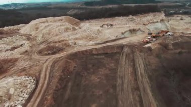 Taş ocağının güzel hava manzarası. Kazıcı, ekipman, maden tozu, açık, kamyon, açılış, tehlike, endüstri, dron, metal, iş, çukur, taş, helikopter, inşaat. Yavaş çekim