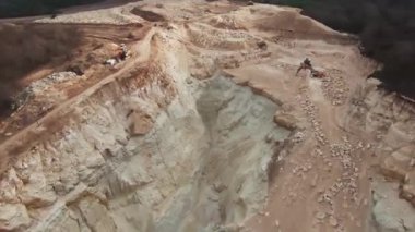 Taş ocağının muhteşem hava manzarası. Kazıcı, ekipman, maden tozu, açık, kamyon, açılış, tehlike, endüstri, dron, metal, iş, çukur, taş, helikopter, inşaat. Yavaş çekim