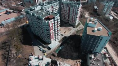 İnsansız hava aracı inşaat alanının üzerinde uçuyor. Şehir inşaatında gayrimenkul. Güneşli bir hava. Helikopter hava görüntüsü.