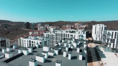 Konut inşaatı alanının üzerinde uçan helikopter. Endüstriyel emlak satın alma istasyonunun güneşli sabahında hava manzarası.