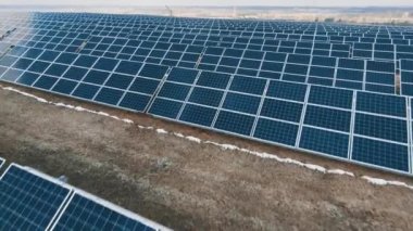 Devasa ekolojik yenilikçi güneş çiftliğinin havadan görünüşü ve güneş pilleri güneşten sürdürülebilir enerji üretiyor. İnsansız hava aracı görüntüleri.