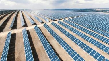 İnsansız hava aracı, güneş fotovoltaik bataryalarıyla sürdürülebilir güneş enerjisi santralinin üzerinde uçuyor..