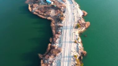 Muhteşem mavi sakin yaz nehri ve yarımada adasının üzerinde uçan dron manzarası. Kum ocağı. Constuction bölgesi. Doğa manzarası.
