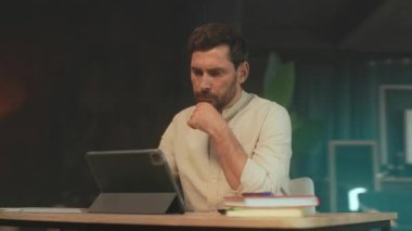 Kafkas erkek mimar kağıtları ve çizimleri inceliyor, masa üzerinde ölçüm araçları ve planlar, pencere ışığı karıştırma