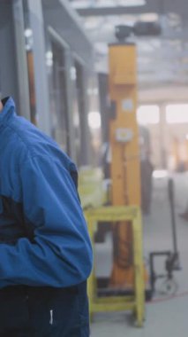 Fabrika işçisi beyaz erkek imalat tesisinde tablet teftişi, kontrol paneli durumu, dijital denetim