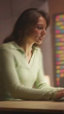 Masadaki dizüstü bilgisayarda kutlama yapan Kafkasyalı serbest yazar, müşteri kazandıktan sonra gece yarısı başarı, heyecanlı yumruklar, lamba parlaması,