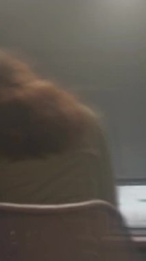 Masa başı yapımcısı beyaz kadın notları ve dizüstü bilgisayarları inceleyerek senaryo sayfaları ile beyin fırtınası yapıyor.,