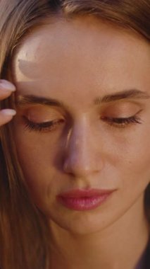 Kapalı kafkas kadın ışıl ışıl gülüşü, sıcak doğal aydınlatma gamzeleri ve samimi ifade, ulaşılabilir.