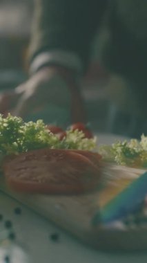 Tahta tahtada taze salata montajı, beyaz eller, salata ve domates, sabah ışığı, dokunulabilir yemek hazırlığı.,