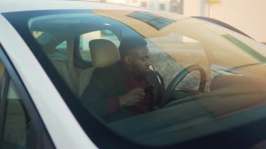 siyah yönetici emniyet kemeri içinde lüks sedan, deri iç ve sunroof parlaklığı, navigasyon denetleme