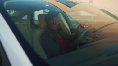 Araba sürmeden önce siyah profesyonel ayna, ön camdan yansıtıcı ruh hali, altın saat yansımaları, eller.