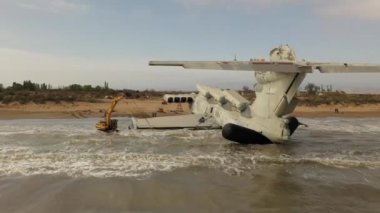 Lun sınıfı ekranoplan, eski bir çok gizli Sovyet donanma gemisi. Hazar Denizi kıyısında dev bir uçan gemi. Rusya, Dağıstan.