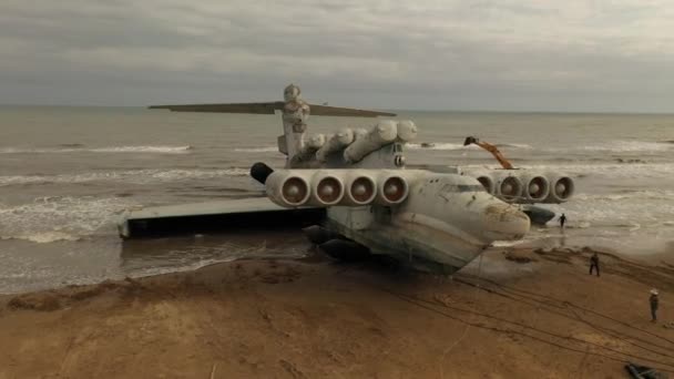 伦级别的Ekranoplan 前最高机密的苏联军舰 里海沿岸有一艘巨大的飞艇 俄罗斯 达吉斯坦 — 图库视频影像